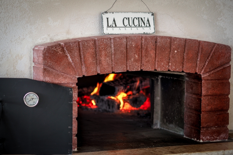 pizzeria-MONTAUROUX-min_pizza-oven-1344719